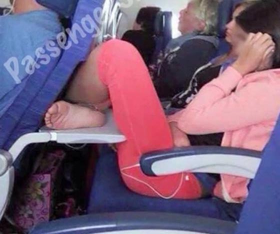 فيديو مثير..مسافرة غريبة الاطوار تقف على رأسها خلال رحلتها في الطائرة  صورة رقم 7