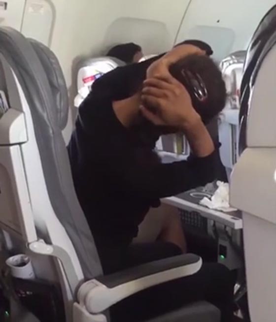 فيديو مثير..مسافرة غريبة الاطوار تقف على رأسها خلال رحلتها في الطائرة  صورة رقم 1