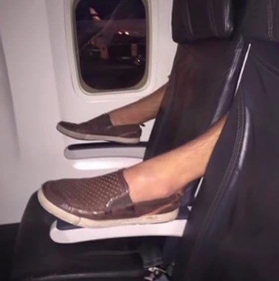 فيديو مثير..مسافرة غريبة الاطوار تقف على رأسها خلال رحلتها في الطائرة  صورة رقم 3