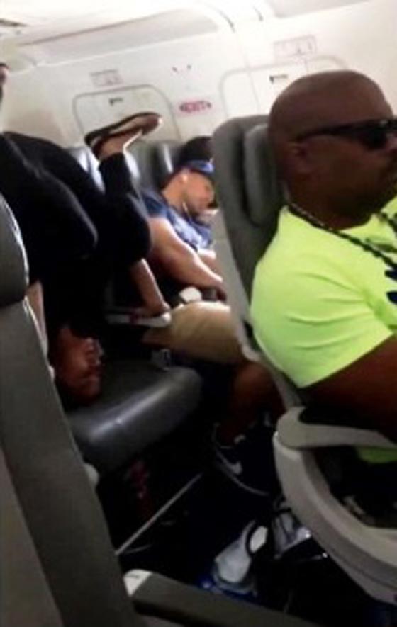 فيديو مثير..مسافرة غريبة الاطوار تقف على رأسها خلال رحلتها في الطائرة  صورة رقم 4