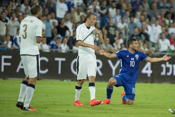 المنتخب الايطالي يهزم منتخب اسرائيل خارج ارضه وبـ10 لاعبين صورة رقم 4