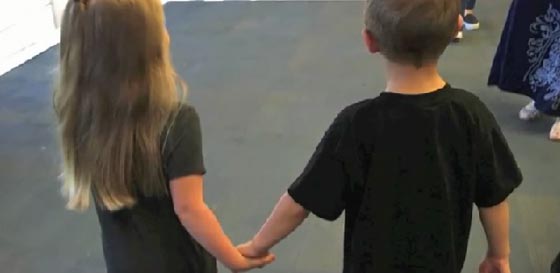 فيديو مؤثر: بكاء وعناق طفلين التقيا بعد فراق عام ونصف   صورة رقم 4