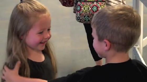 فيديو مؤثر: بكاء وعناق طفلين التقيا بعد فراق عام ونصف   صورة رقم 1