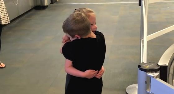 فيديو مؤثر: بكاء وعناق طفلين التقيا بعد فراق عام ونصف   صورة رقم 2