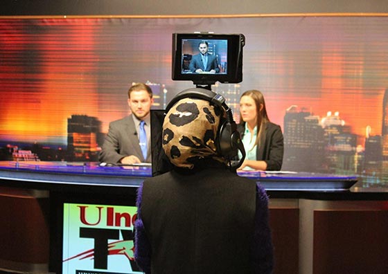  الطالبة ملاك آل داوود: أول مذيعة محجبة سعودية بقناة أمريكية صورة رقم 11