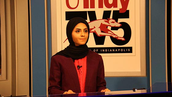  الطالبة ملاك آل داوود: أول مذيعة محجبة سعودية بقناة أمريكية صورة رقم 12