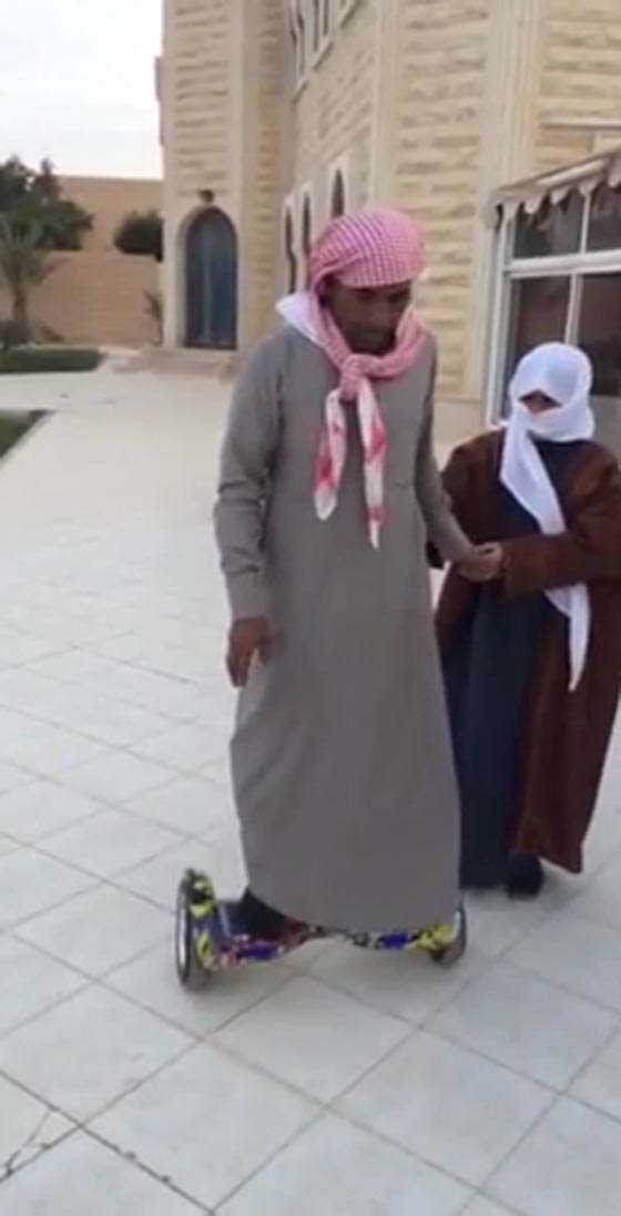  فيديو مضحك:  سقوط مؤلم لرجل عربي حاول السير بـ سكوتر! صورة رقم 1