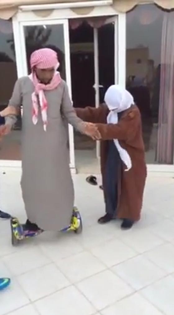  فيديو مضحك:  سقوط مؤلم لرجل عربي حاول السير بـ سكوتر! صورة رقم 2