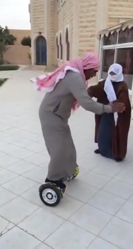  فيديو مضحك:  سقوط مؤلم لرجل عربي حاول السير بـ سكوتر! صورة رقم 3