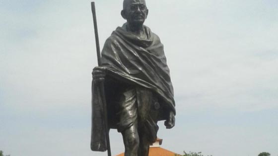 المطالبة بهدم تمثال الزعيم غاندي بادعاء انه كان عنصريا! صورة رقم 4