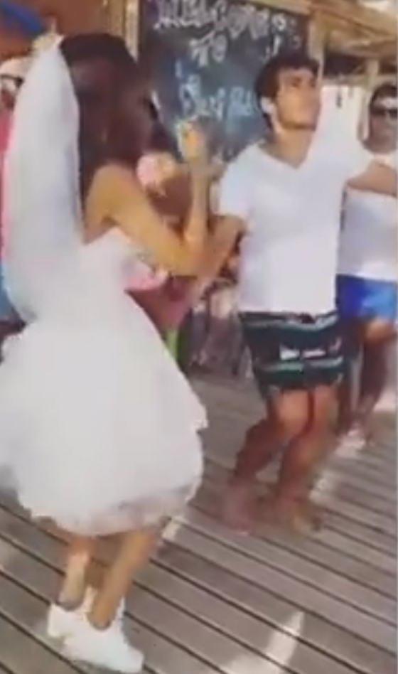  فيديو طريف: هل هذان فعلا عروسان مصريان في أغرب حفل زفاف؟ صورة رقم 4
