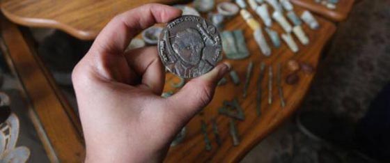  شاب غزي يمتلك كنزا من القطع الاثرية بعضها يعود الى قبل الميلاد صورة رقم 2