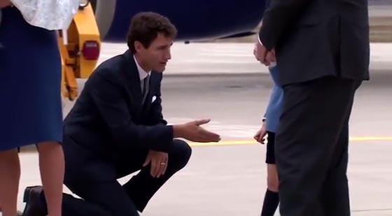 الامير الطفل يرفض مصافحة رئيس الوزراء الكندي الجاثي على ركبته صورة رقم 1