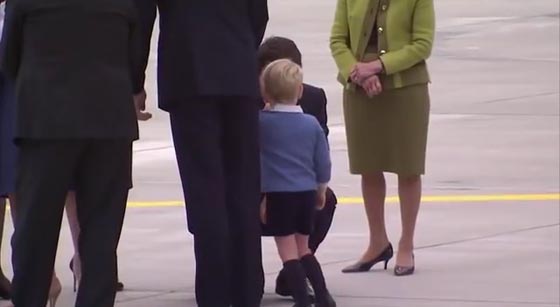 الامير الطفل يرفض مصافحة رئيس الوزراء الكندي الجاثي على ركبته صورة رقم 2