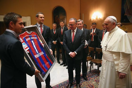بابا الفاتيكان يحصل على قميص اللاعب بالوتيلي نجم فريق نيس صورة رقم 1