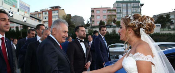رئيس الوزراء التركي يوقف موكبه ليصافح عروس ويهنئها بالزفاف صورة رقم 1