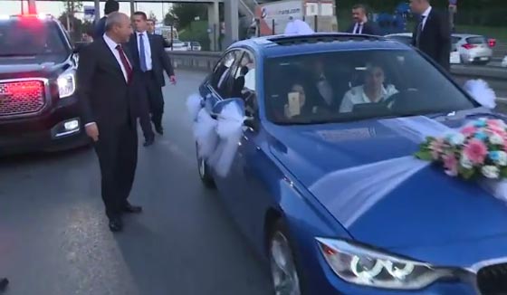 رئيس الوزراء التركي يوقف موكبه ليصافح عروس ويهنئها بالزفاف صورة رقم 5