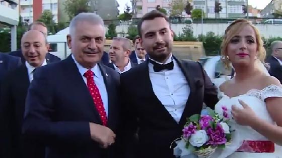 رئيس الوزراء التركي يوقف موكبه ليصافح عروس ويهنئها بالزفاف صورة رقم 4