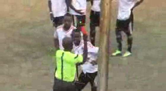 كرة القدم في زيمبابوي: شجار عنيف بين لاعب وحكم بسبب (بطاقة حمراء) صورة رقم 1