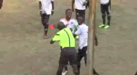 كرة القدم في زيمبابوي: شجار عنيف بين لاعب وحكم بسبب (بطاقة حمراء) صورة رقم 2