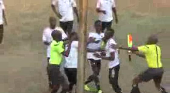 كرة القدم في زيمبابوي: شجار عنيف بين لاعب وحكم بسبب (بطاقة حمراء) صورة رقم 3