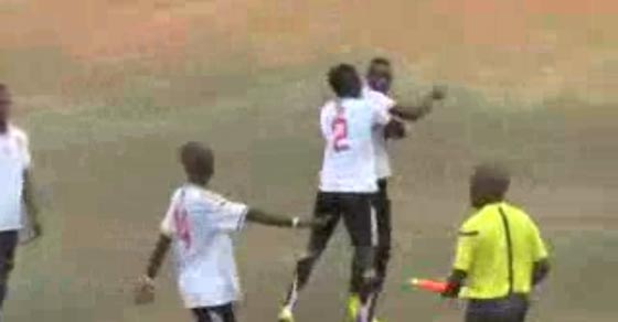 كرة القدم في زيمبابوي: شجار عنيف بين لاعب وحكم بسبب (بطاقة حمراء) صورة رقم 4