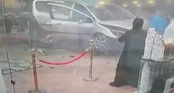 فيديو مثير.. نجاة اردنيين باعجوبة من حادث اقتحام سيارة محل تجاري صورة رقم 4