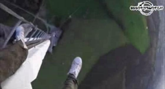 فيديو: مغامران يتحديان الموت ويتسلقان قمة برج تلفزيوني لالتقاط سيلفي! صورة رقم 1