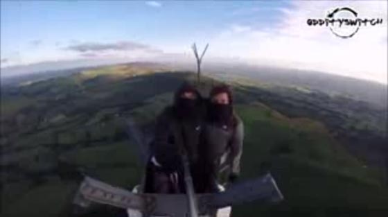 فيديو: مغامران يتحديان الموت ويتسلقان قمة برج تلفزيوني لالتقاط سيلفي! صورة رقم 2