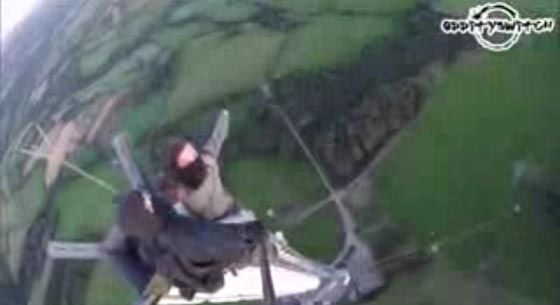 فيديو: مغامران يتحديان الموت ويتسلقان قمة برج تلفزيوني لالتقاط سيلفي! صورة رقم 3