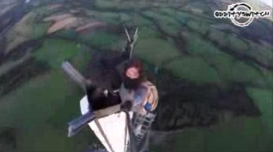 فيديو: مغامران يتحديان الموت ويتسلقان قمة برج تلفزيوني لالتقاط سيلفي! صورة رقم 4