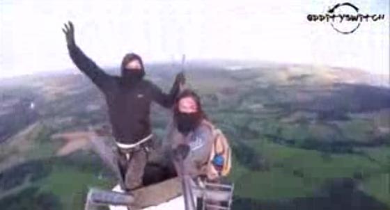 فيديو: مغامران يتحديان الموت ويتسلقان قمة برج تلفزيوني لالتقاط سيلفي! صورة رقم 5