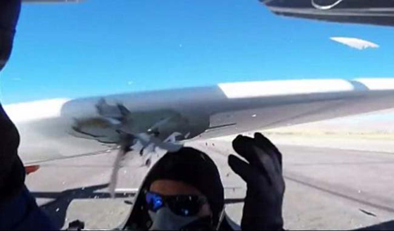  طيار يشارك في سباق للطائرات ينجو من الموت بأعجوبة  صورة رقم 1