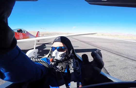  طيار يشارك في سباق للطائرات ينجو من الموت بأعجوبة  صورة رقم 4