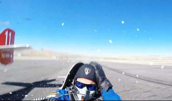  طيار يشارك في سباق للطائرات ينجو من الموت بأعجوبة  صورة رقم 5