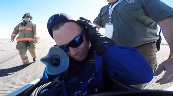  طيار يشارك في سباق للطائرات ينجو من الموت بأعجوبة  صورة رقم 6
