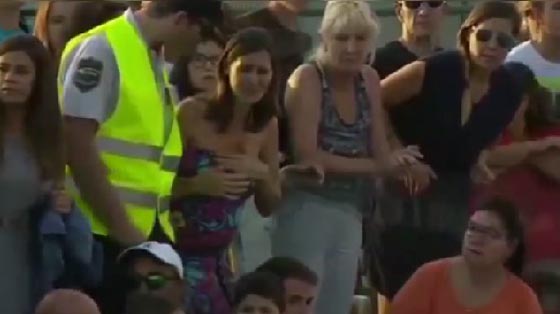 فيديو مؤثر ولحظة إنسانية توقف مباراة تنس: بكاء طفلة وجدت أمها  صورة رقم 1