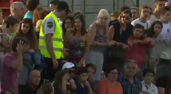 فيديو مؤثر ولحظة إنسانية توقف مباراة تنس: بكاء طفلة وجدت أمها  صورة رقم 2
