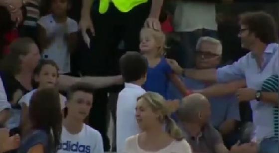 فيديو مؤثر ولحظة إنسانية توقف مباراة تنس: بكاء طفلة وجدت أمها  صورة رقم 3