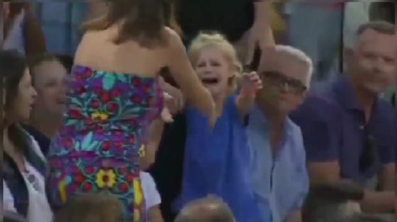 فيديو مؤثر ولحظة إنسانية توقف مباراة تنس: بكاء طفلة وجدت أمها  صورة رقم 4