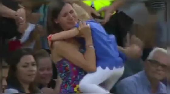 فيديو مؤثر ولحظة إنسانية توقف مباراة تنس: بكاء طفلة وجدت أمها  صورة رقم 5