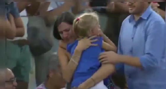 فيديو مؤثر ولحظة إنسانية توقف مباراة تنس: بكاء طفلة وجدت أمها  صورة رقم 6