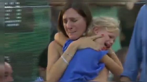 فيديو مؤثر ولحظة إنسانية توقف مباراة تنس: بكاء طفلة وجدت أمها  صورة رقم 7