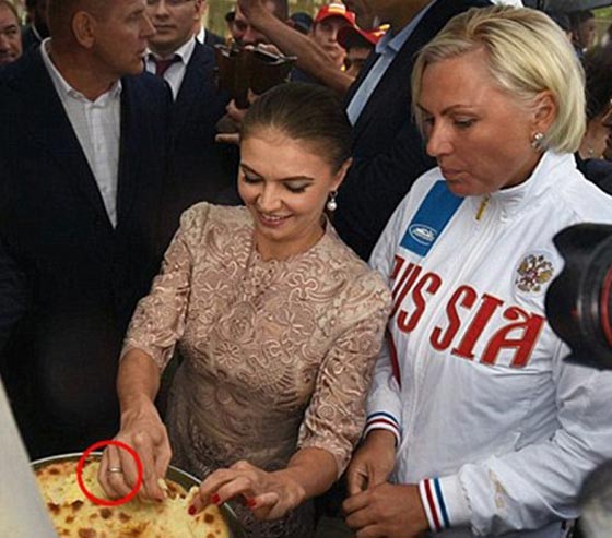  خاتم في اصبع لاعبة جمباز روسية يوقع بوتين بشبهات زيجة سريّة صورة رقم 6