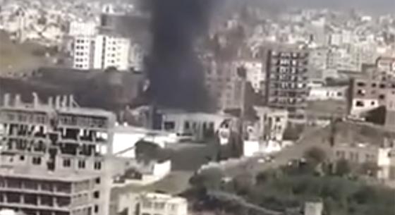  فيديو يظهر لحظة استهداف مجلس للعزاء بغارة تقتل 100 يمني صورة رقم 1