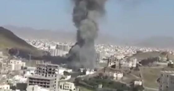  فيديو يظهر لحظة استهداف مجلس للعزاء بغارة تقتل 100 يمني صورة رقم 2