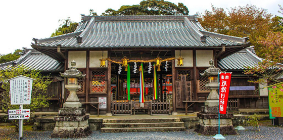 معبد غريب مخصص لتقديس أثداء النساء في اليابان صورة رقم 6