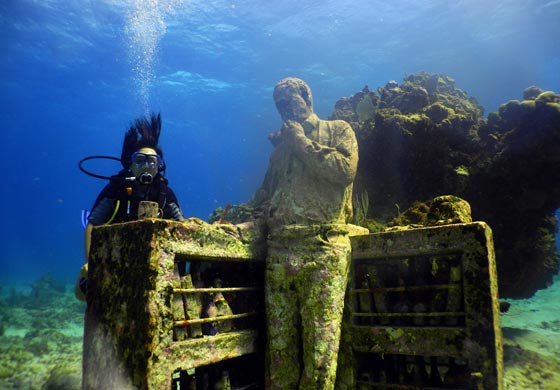 متحف غارق تحت الماء في كانكون يضم اكثر من 500 منحوتة!   صورة رقم 5
