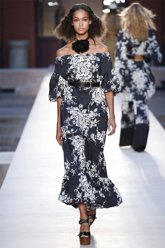منافسة بين كلوي وكينزو وايلي صعب على اجمل فستان بعروض باريس صورة رقم 11
