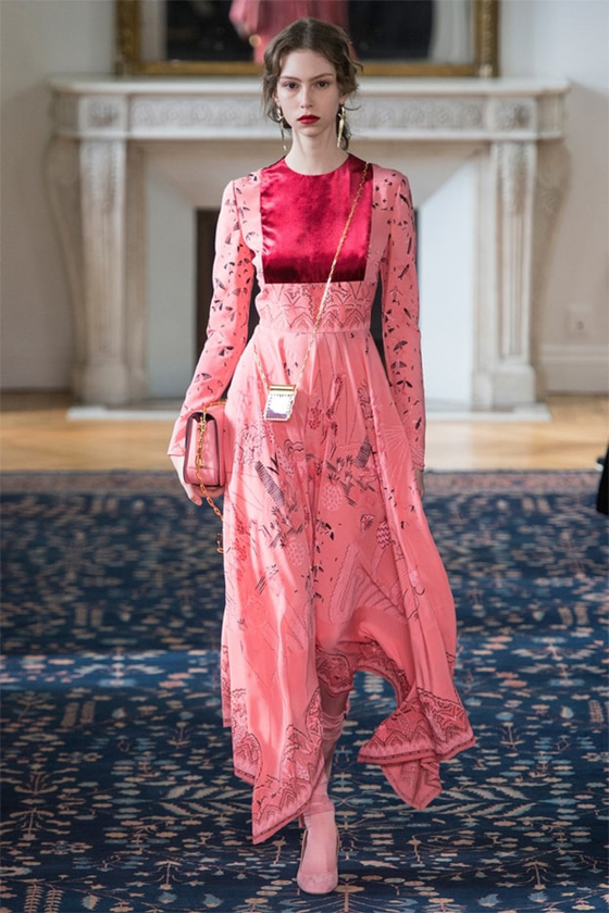 منافسة بين كلوي وكينزو وايلي صعب على اجمل فستان بعروض باريس صورة رقم 12